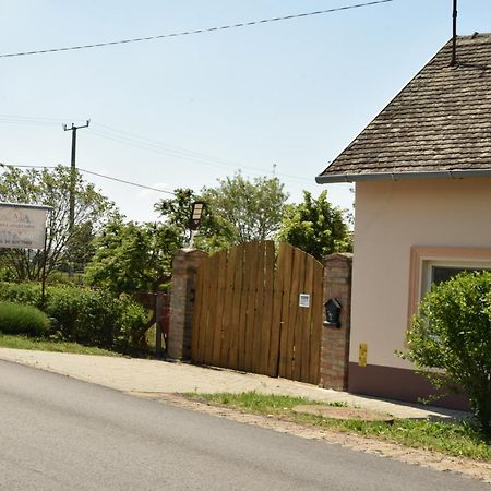 MarosleleAnna Apartmanアパートメント エクステリア 写真